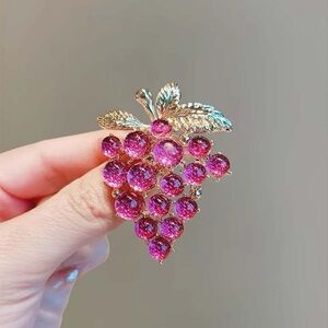 Vintage Style Grape Cluster Brooch‎ Pin – Gold Tone with Sparkling Purple Beads
